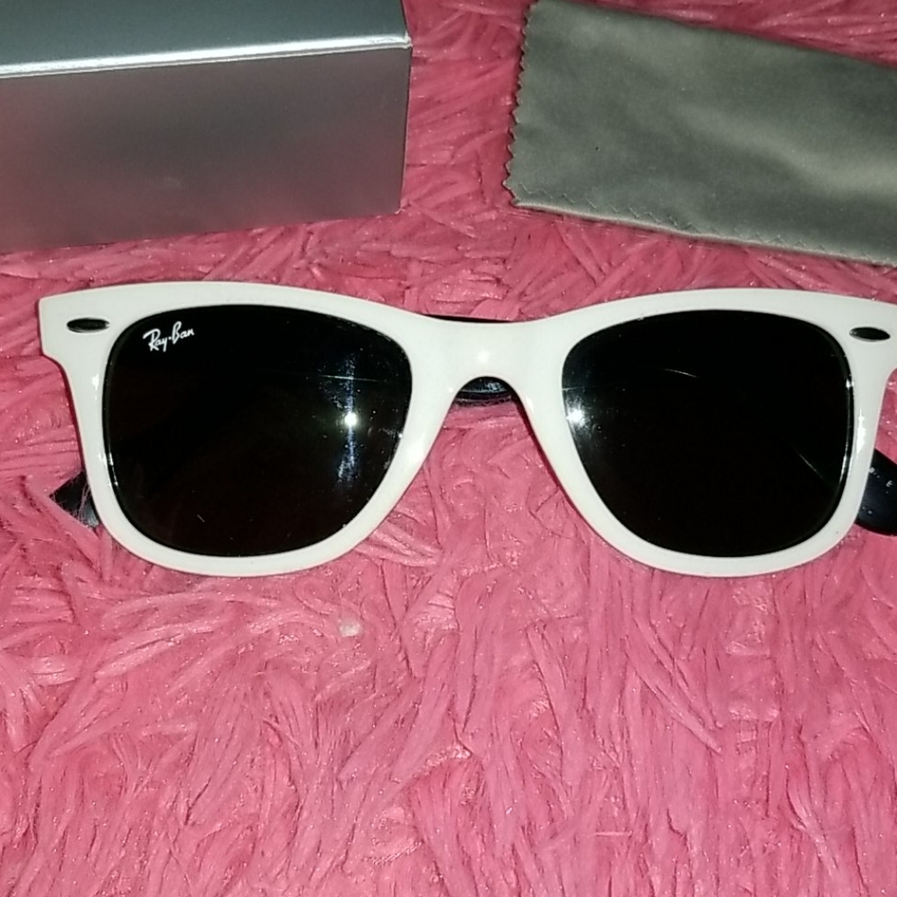 RAY BAN WAYFARERS NWOT